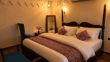 Cottage Deluxe | Bàn, khu vực làm việc phù hợp cho laptop
