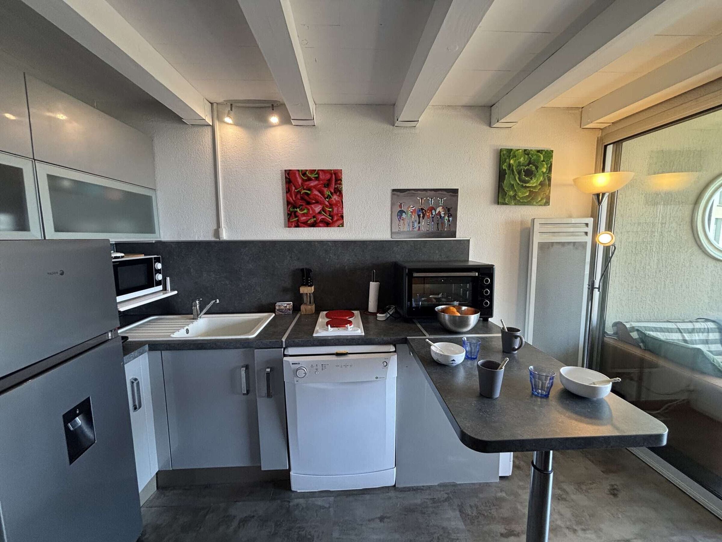 Coffee/tea maker, microwave, stovetop, dishwasher