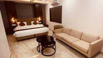 Executive Room, 1 Double Bed, Smoking, Air conditioning | Egyptian cotton sheets, premium bedding, memory foam beds, desk