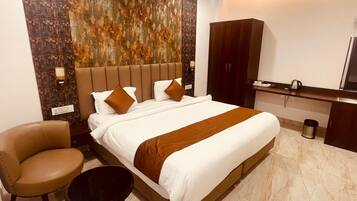 Executive Room, 1 Double Bed, Smoking, Air conditioning | Egyptian cotton sheets, premium bedding, memory foam beds, desk