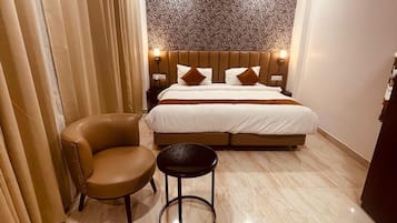 Executive Room, 1 Double Bed, Smoking, Air conditioning | Egyptian cotton sheets, premium bedding, memory foam beds, desk