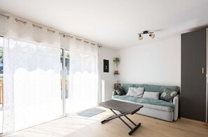 Living area - Elegant studio with balcony and parking - 4 guests (Saint-Lary-Soulan)