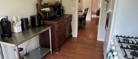 Cafetera y tetera, refrigerador, microondas y horno