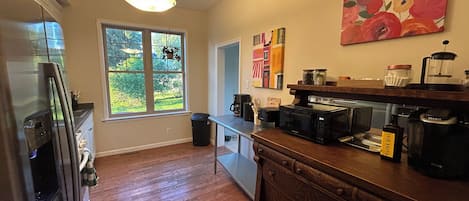 Coffee/tea maker, fridge, microwave, oven