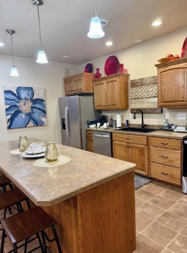Coffee/tea maker, fridge, microwave, oven