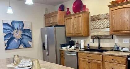Modern One‑Level Stay – 40 min to Medora
