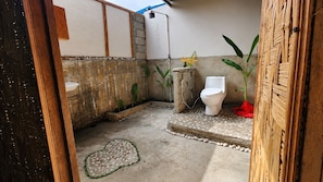 Comfort cottage, balkon, uitzicht op heuvels | Badkamer | Pantoffels, handdoeken, zeep, shampoo