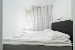 Apartment, Balcony | Iron/ironing board, WiFi (free) - RentPlanet - Apartament Joliot-Curie (Warszawa)