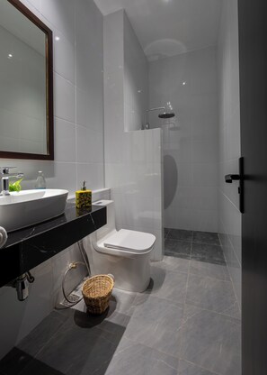 Shower, hair dryer, slippers, towels - Inpeng View Hotel (Vientiane)