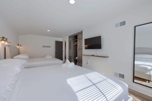 7 habitaciones, escritorio y tabla de planchar con plancha 