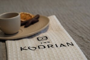 Miscellaneous - Cozy Queen, The Kodrian (Athens)