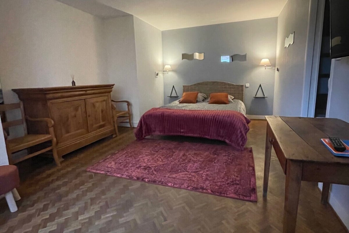 Habitación doble superior, vista al jardín | Tabla de planchar con plancha y ropa de cama 