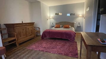 Habitación doble superior, vistas al jardín | Tabla de planchar con plancha y ropa de cama