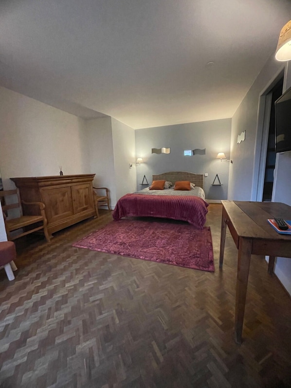 Habitación doble superior, vista al jardín | Tabla de planchar con plancha y ropa de cama 