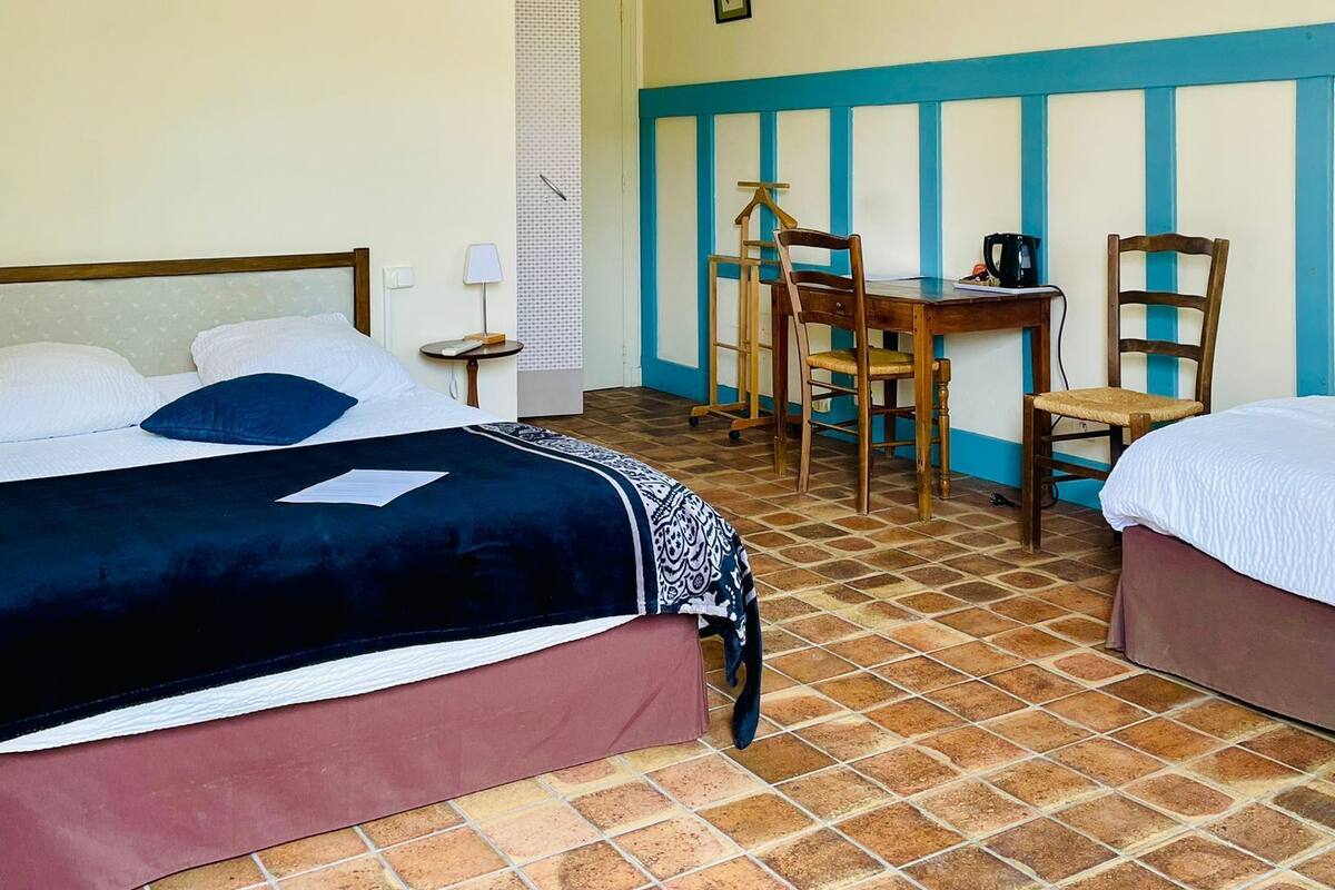 Habitación triple familiar, vista a la ciudad | Tabla de planchar con plancha y ropa de cama 