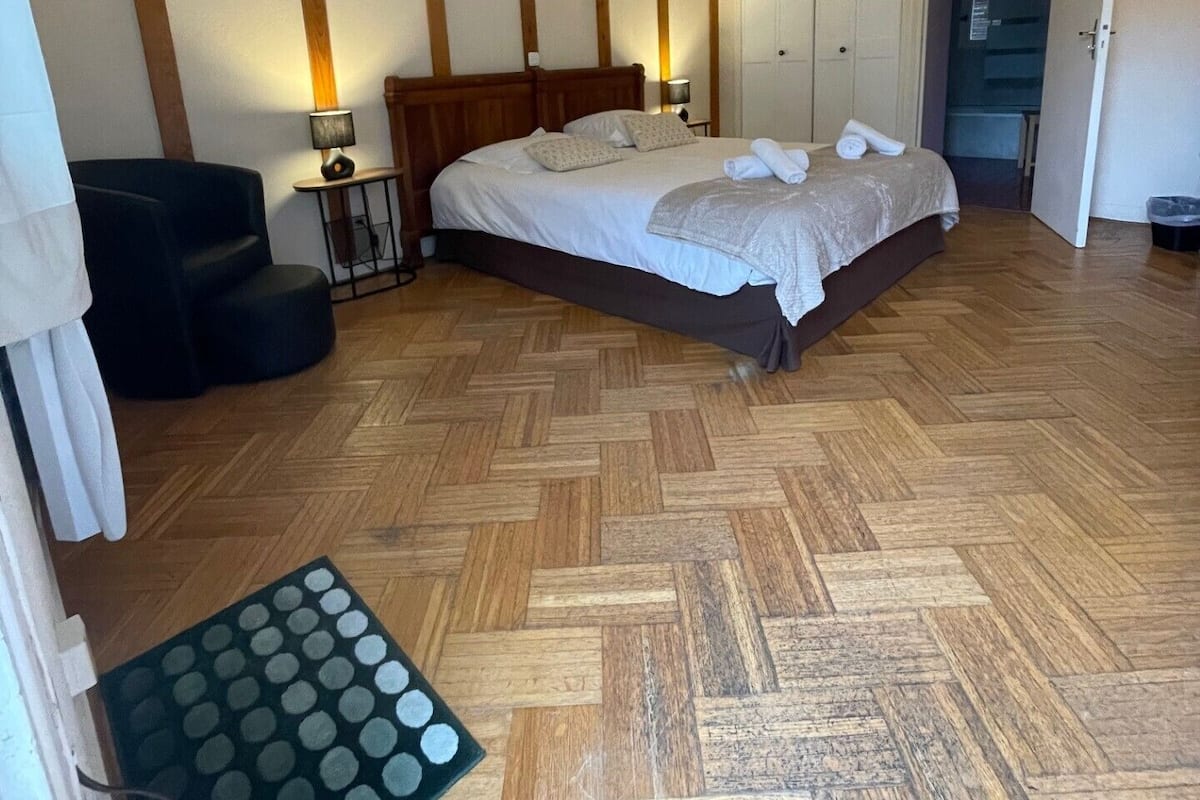 Habitación doble superior, vista al jardín | Tabla de planchar con plancha y ropa de cama 