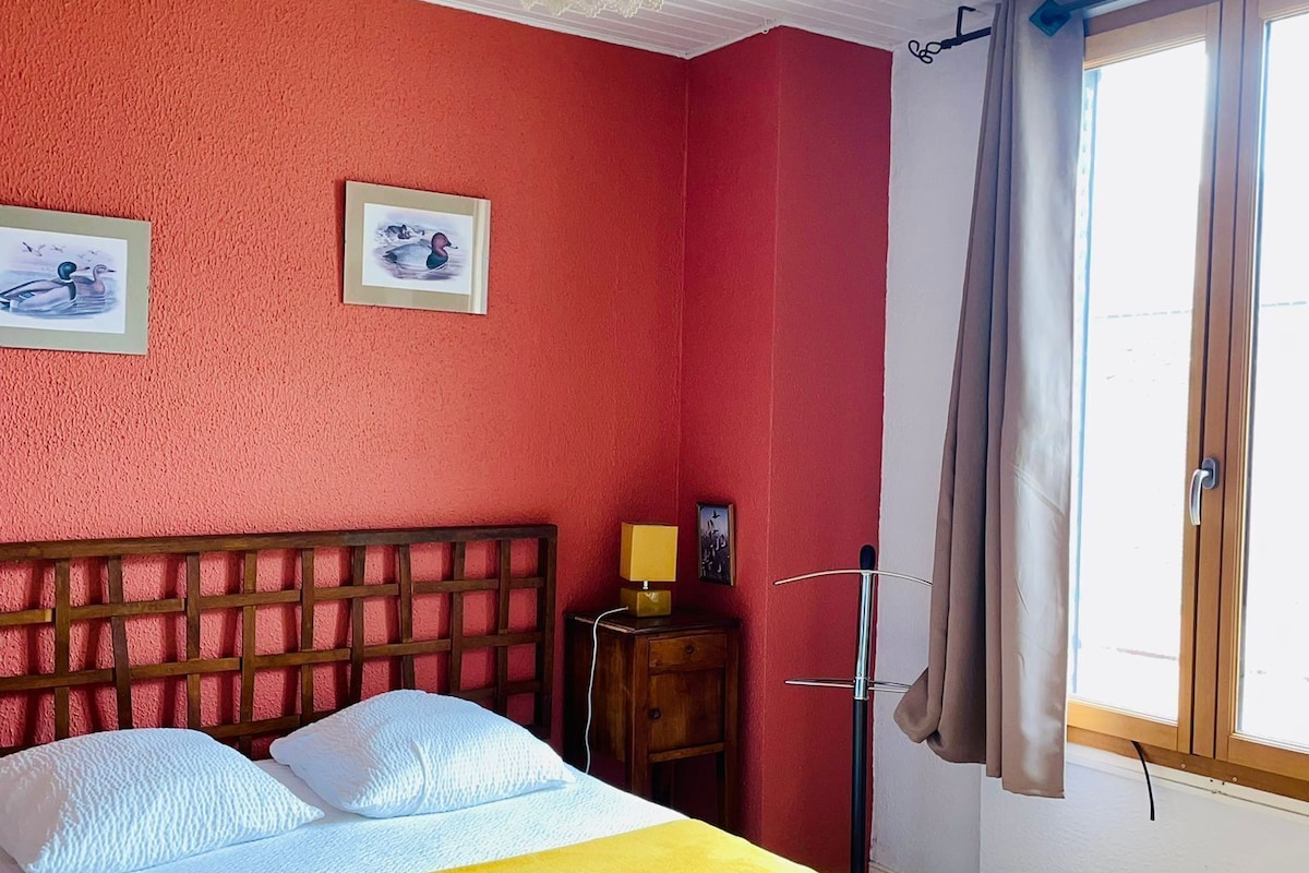 Iron/ironing board (on request), bed sheets