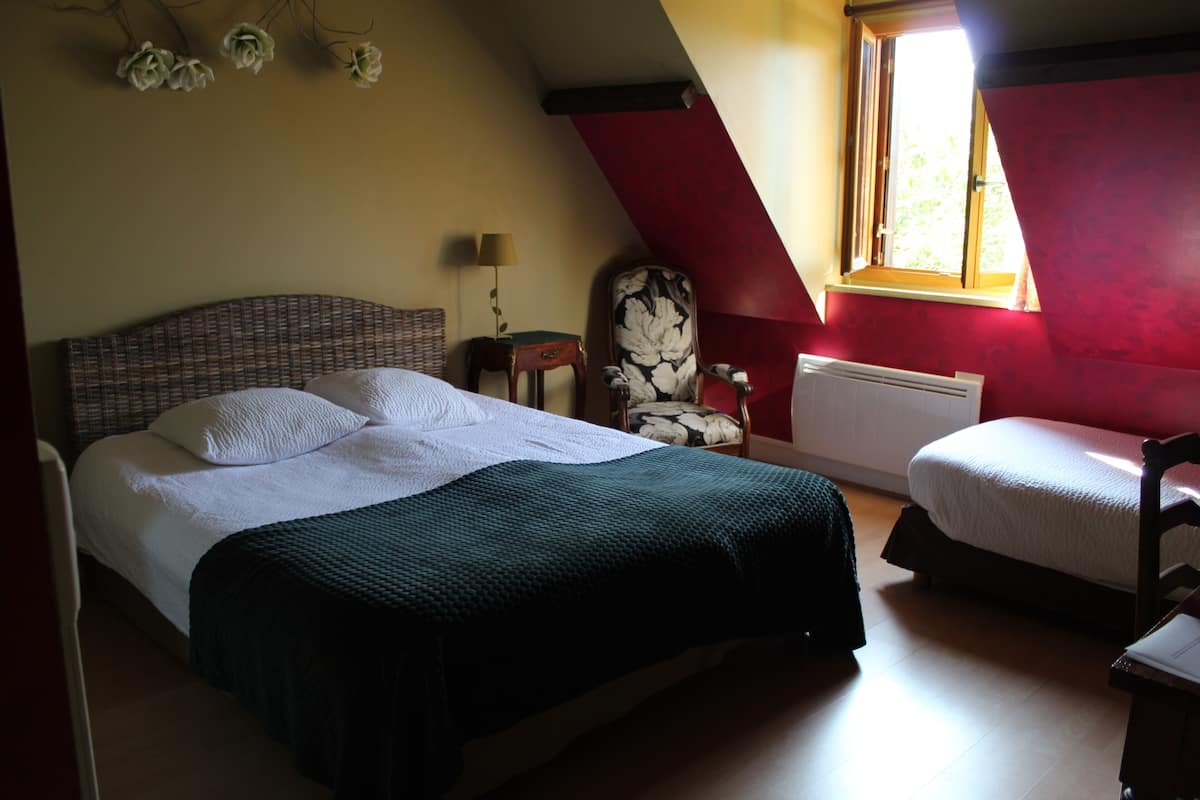 Habitación triple familiar | Tabla de planchar con plancha y ropa de cama 