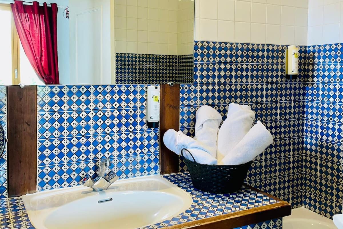 Habitación cuádruple familiar, vista a la ciudad | Tabla de planchar con plancha y ropa de cama 