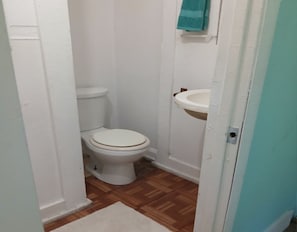 Chuveiro, toalhas de banho