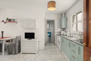 A compact kitchen with a sink, microwave, and cabinets. - Apartment 'Annett - Families Only' with Wi-Fi (Conil de la Frontera)