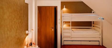2 chambres, fer et planche à repasser, lit parapluie, accès Internet