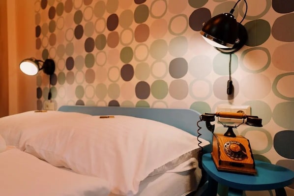 2 bedrooms, iron/ironing board, travel crib, internet