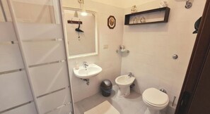 Classic Double Room, Mountain View | Bathroom - Palazzo Ducale Suites & Restaurant  (CASTILENTI)