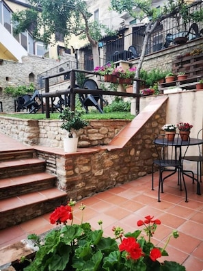 Outdoor dining - Palazzo Ducale Suites & Restaurant  (Castilenti)