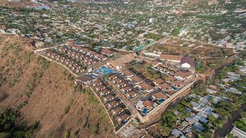 Zona residencial con varias casas y un edificio grande con piscina.