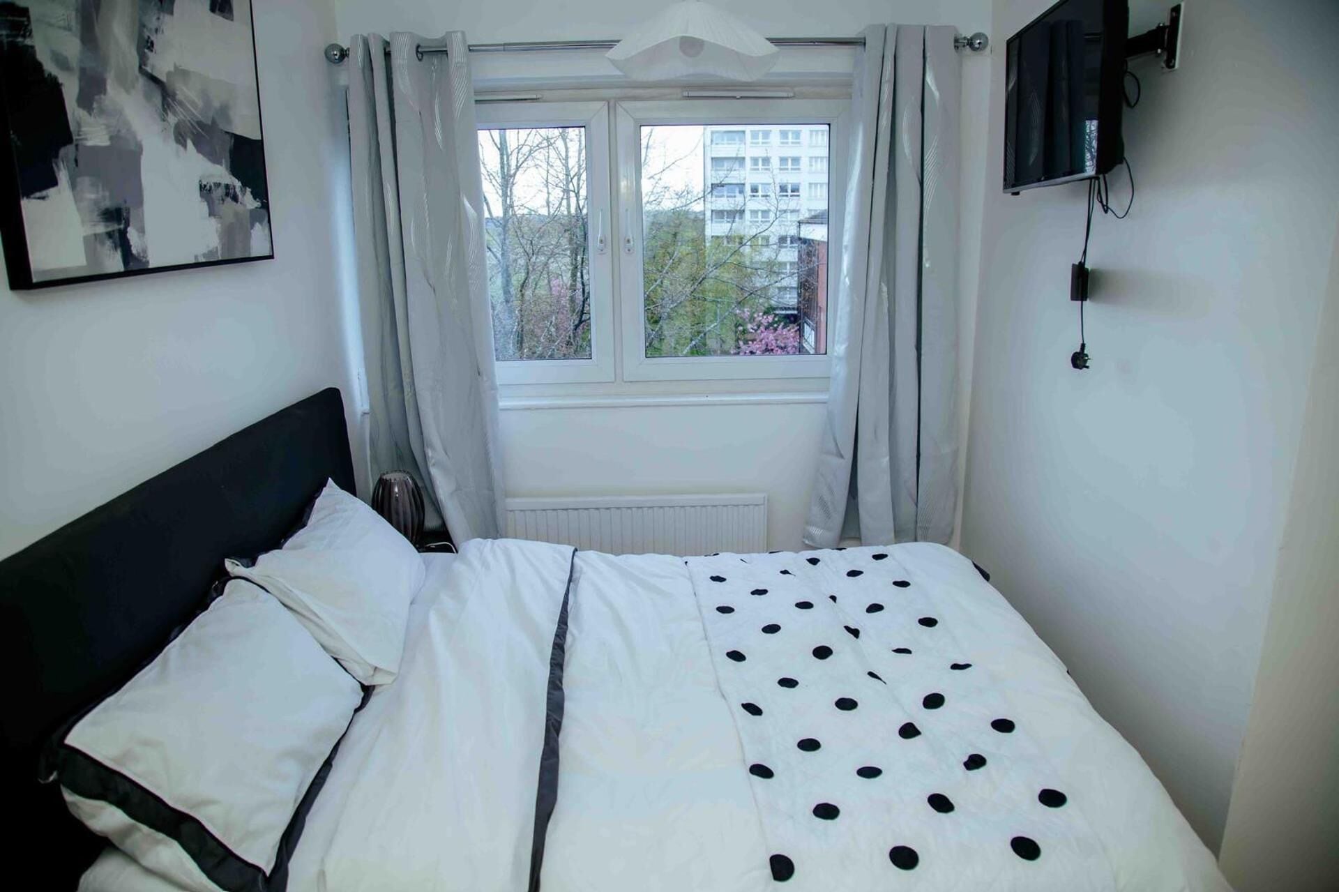 3 bedrooms, WiFi (free), bed sheets