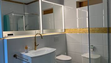 Dusche, Haartrockner, Handtücher