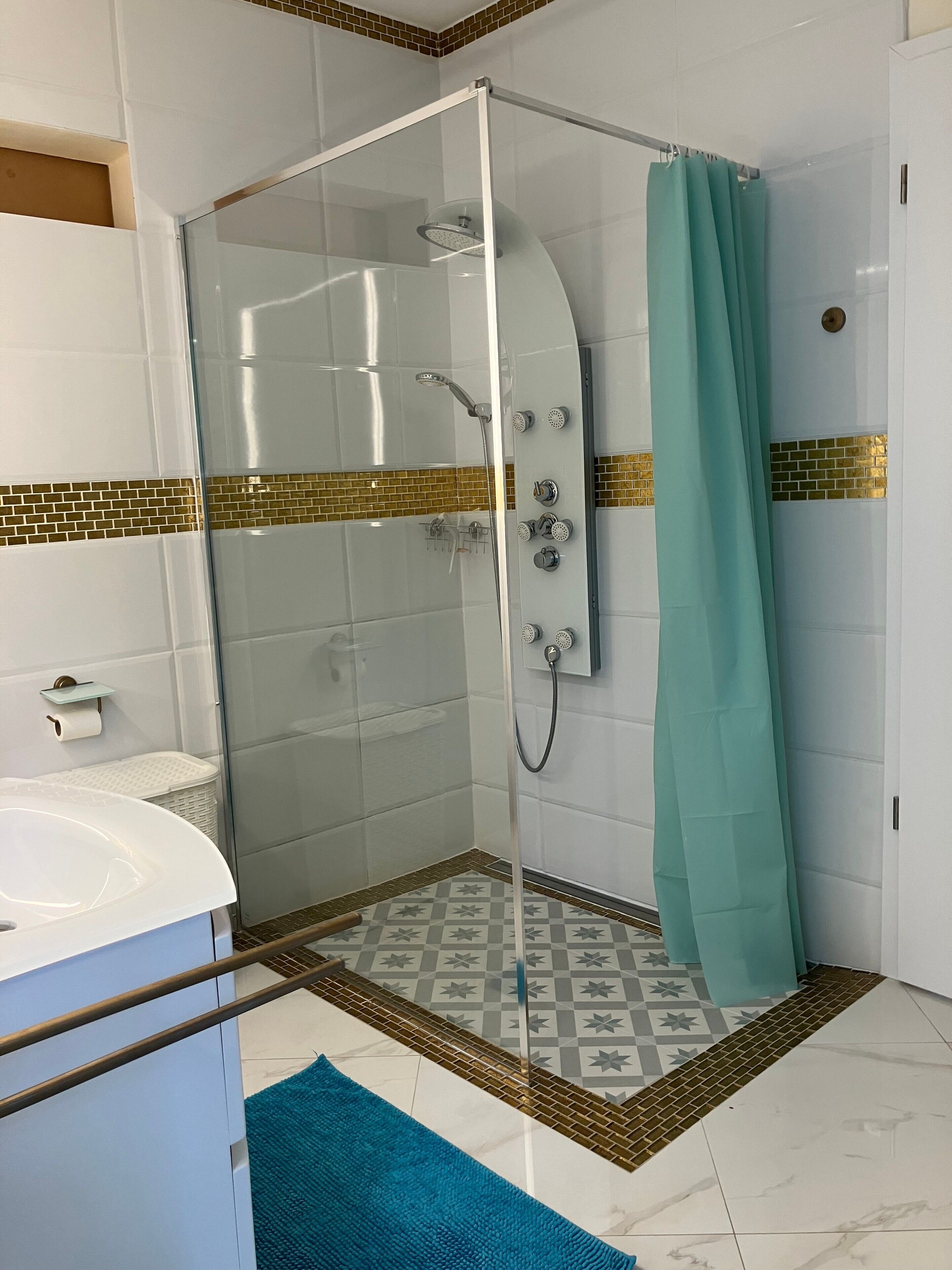 Dusche, Haartrockner, Handtücher