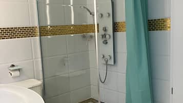 Dusche, Haartrockner, Handtücher