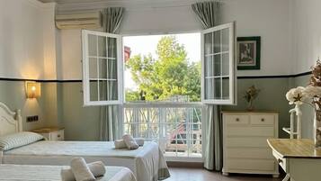 Twin Room | WiFi (free), bed sheets