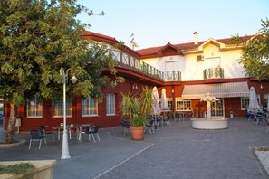 Outdoor dining - Mitra Rooms (Cabra)