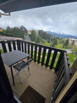 Outdoor dining - Vrbo Property (Font-Romeu-Odeillo-Via)