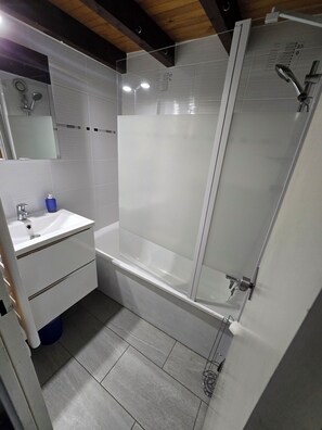 Bathroom - Vrbo Property (Font-Romeu-Odeillo-Via)