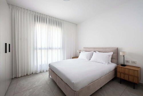 Elegant 4BR Stay l Balcony & Mamad
