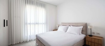 Elegant 4BR Stay l Balcony & Mamad