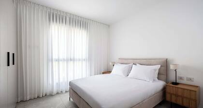 Elegant 4BR Stay l Balcony & Mamad