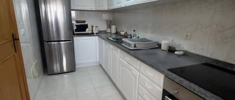 Cafetera y tetera, refrigerador, microondas y horno