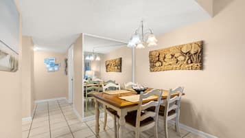 Apartment, 1 Schlafzimmer, Meerblick (408) | Essbereich im Zimmer