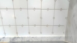 Eine Küche mit Einbauofen und einer Holz Arbeitsplatte darunter.