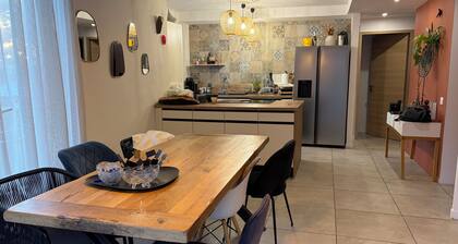 Villa with a Pool in the Heart of Marseille