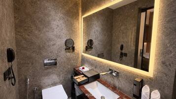 Habitación doble | Baño | Artículos de higiene personal gratuitos, secador de pelo, jabón y champú
