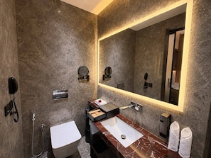 Double Room | Bathroom | Free toiletries, hair dryer (on request), soap, shampoo - Ni Central Park (Mysuru)