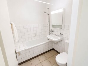 Une salle de bain avec une baignoire, un lavabo et des toilettes.