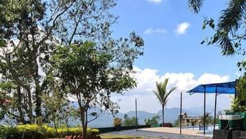 Habitación doble superior, balcón, vistas al jardín | Jardines del alojamiento