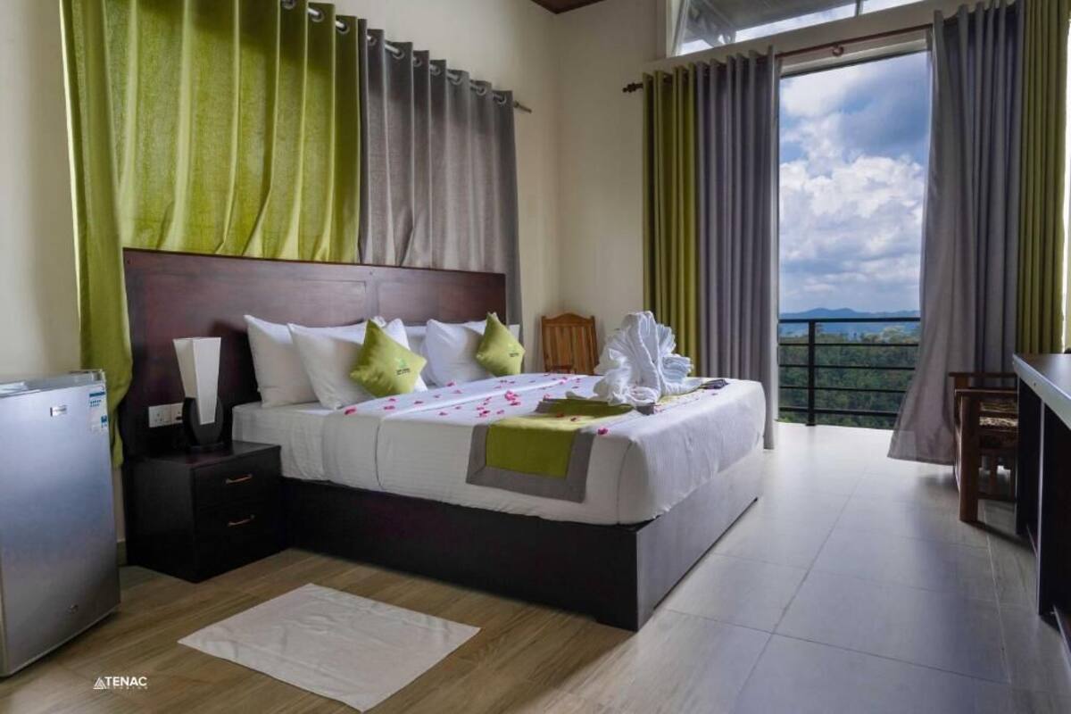 Quarto casal luxo, sacada, vista para o jardim | Wi-Fi de cortesia